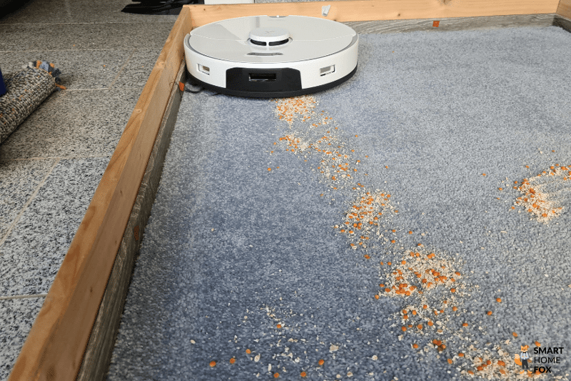 Roborock S7 Pro Ultra Saugroboter beim Haferflocken Saugtest auf einem hochflorigen Teppich